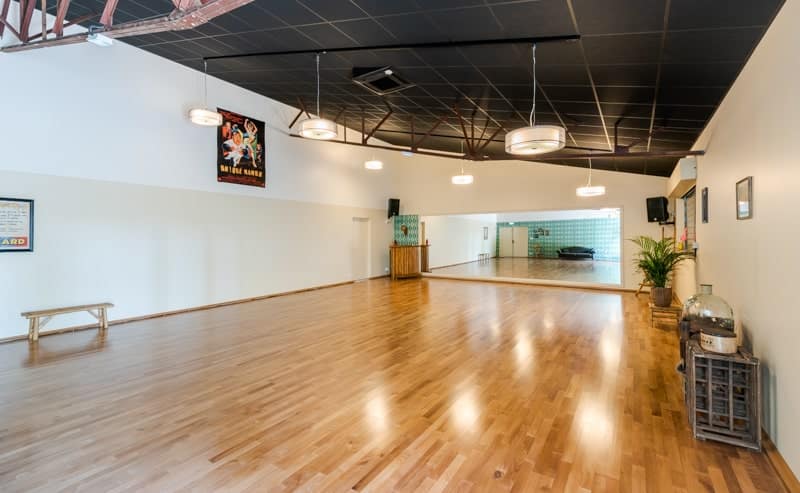 Pose de parquet dans une salle de danse par acrylcolor